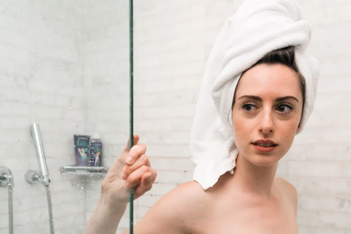 Find den rigtige badehætte og gå i bad uden at gøre håret vådt